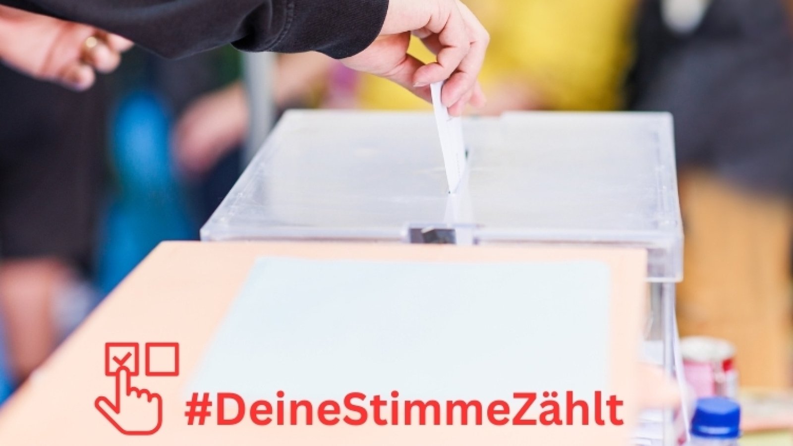 Hand mit Wahlzettel über Wahlurne