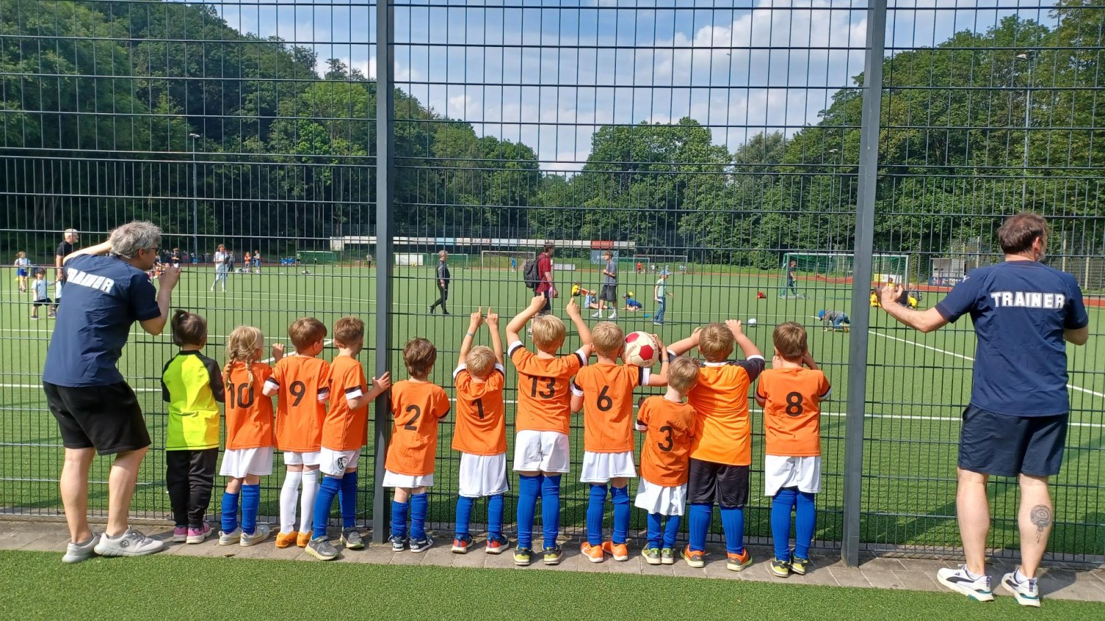 Kinder der Fußballmannschaft der Rumpelwichte mit Trainern links und rechts im Bild